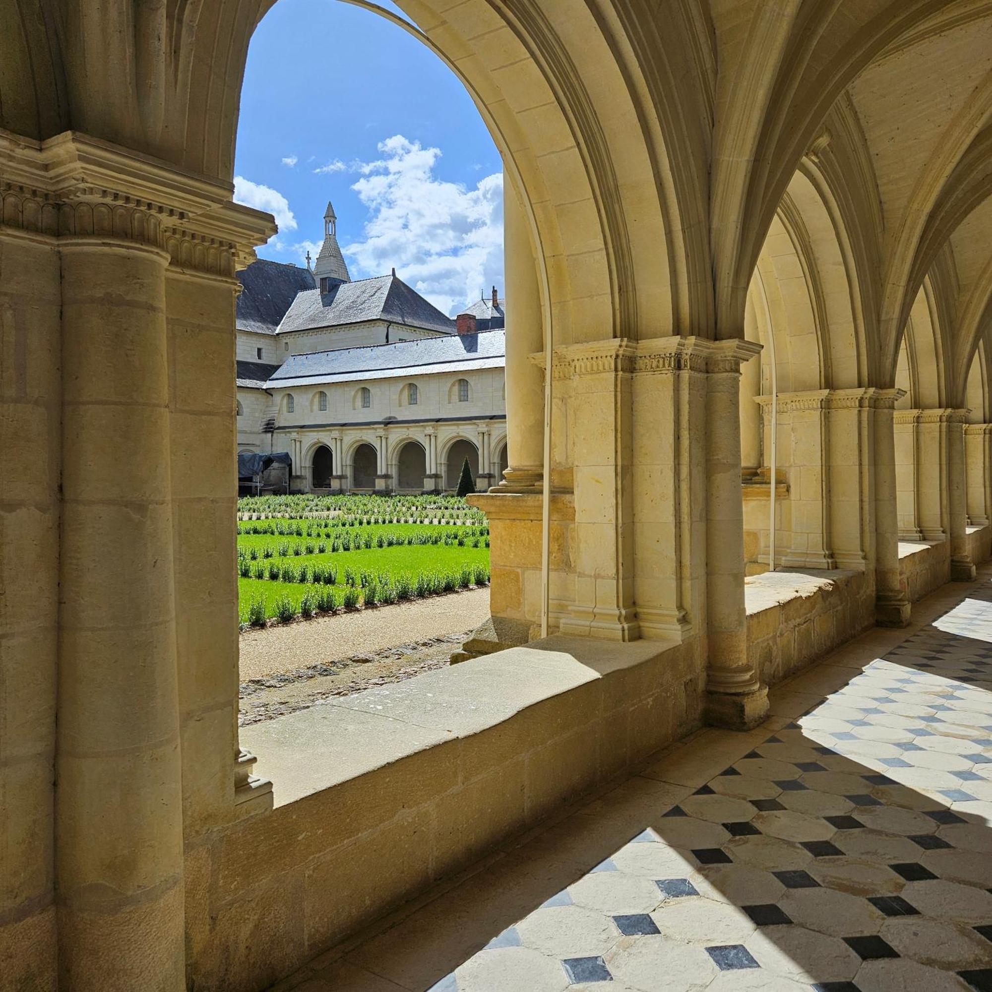 Gite Le Montinho Fontevraud L'Abbaye Buitenkant foto